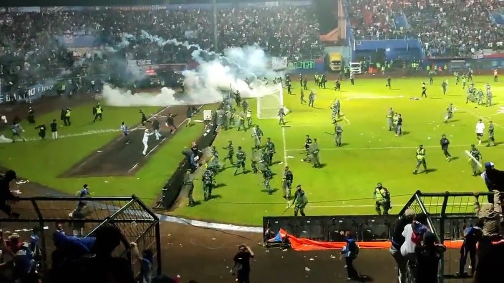 Futbol matçında iğtişaş: Ölü sayı 174-ə çatdı - YENİLƏNİB