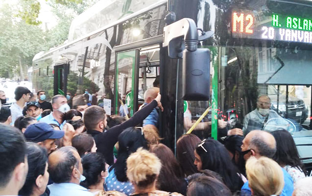 188 avtobus tıxacda, sərnişinlər dayanacaqlarda qalıb