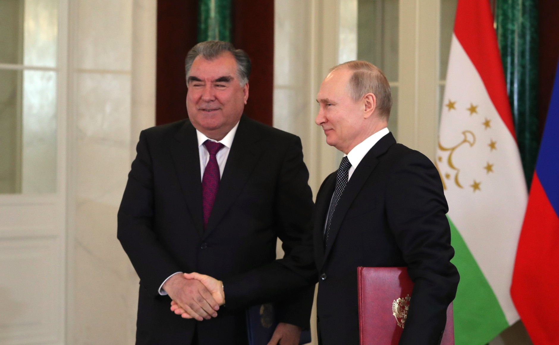Putin Tacikistan liderini təltif etdi 
