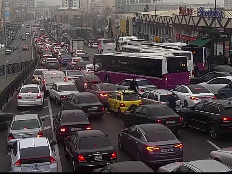 Bakıda 128 avtobus tıxaca DÜŞÜB