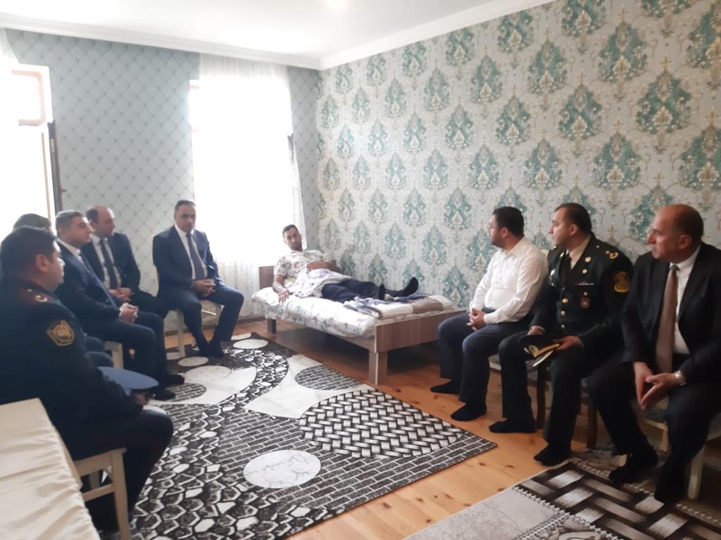İcra başçısı yaralı hərbçini evində ziyarət etdi