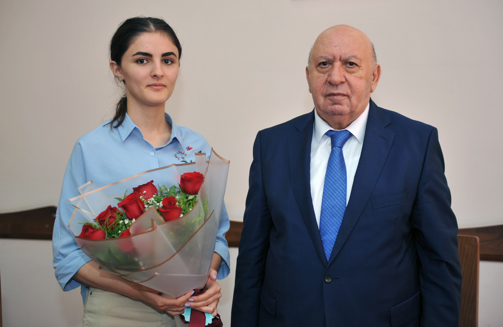 Rektor Prezident təqaüdünə layiq görülən tələbə ilə görüşdü