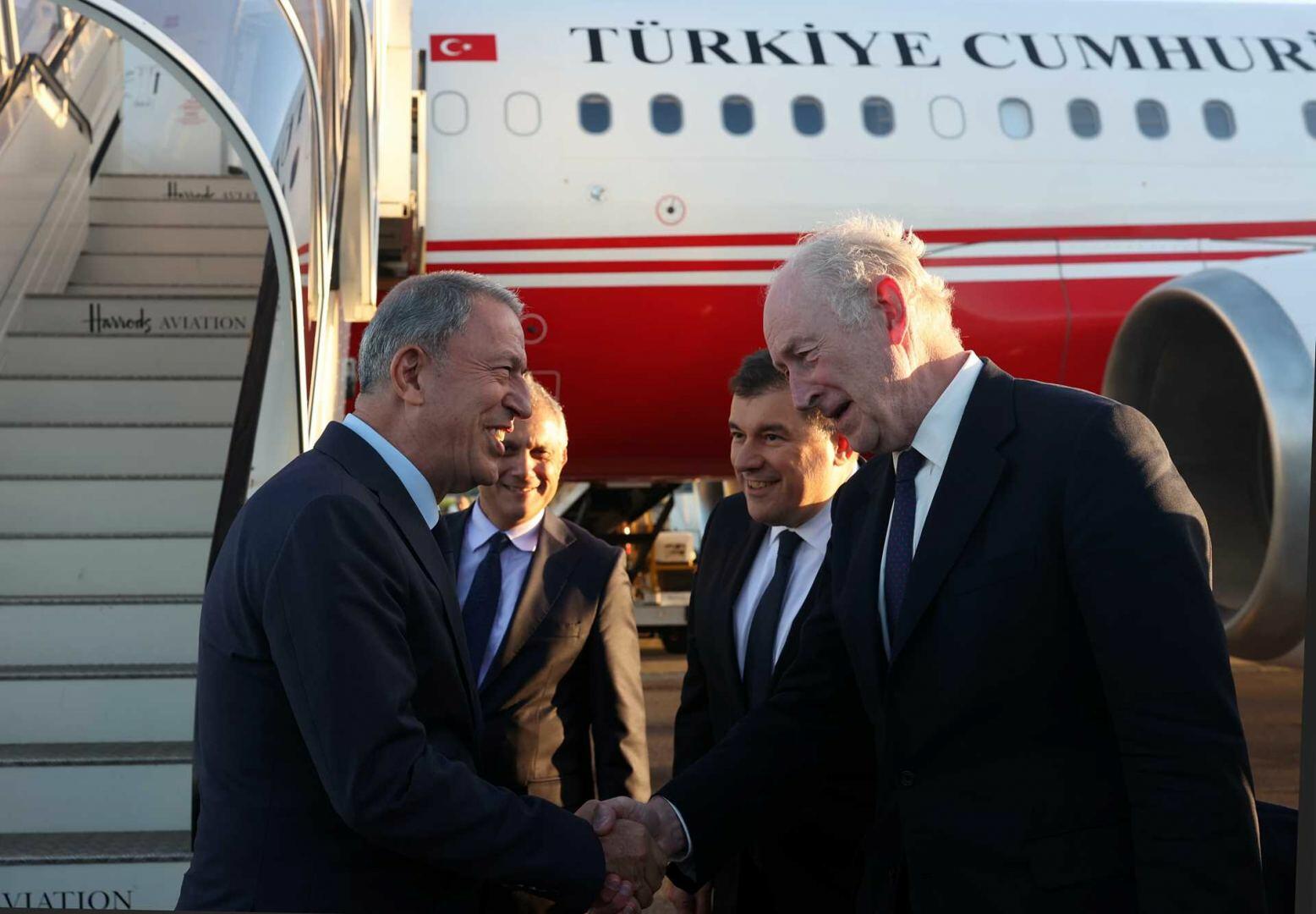 Hulusi Akar Britaniyaya getdi - FOTO