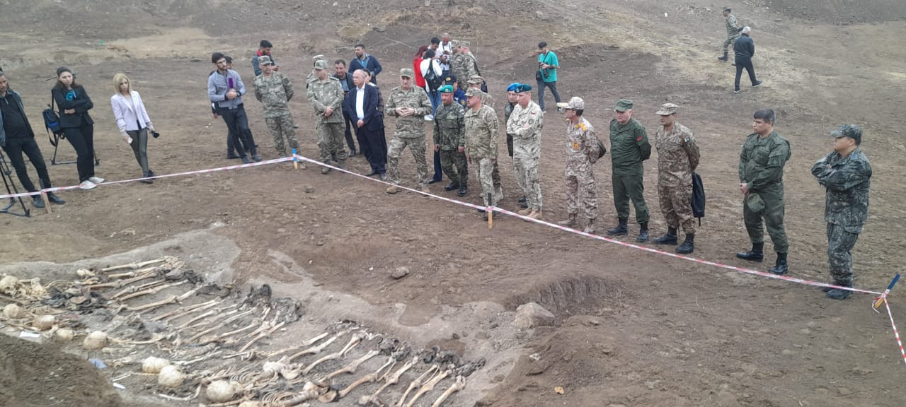 Hərbi attaşelər Edillidəki kütləvi məzarlığa baş çəkdilər