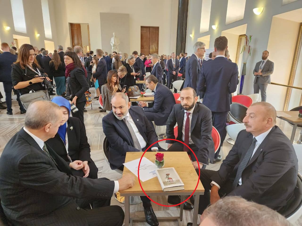 Liderlərin masasındakı kitab nədən bəhs edir - MARAQLI DETAL