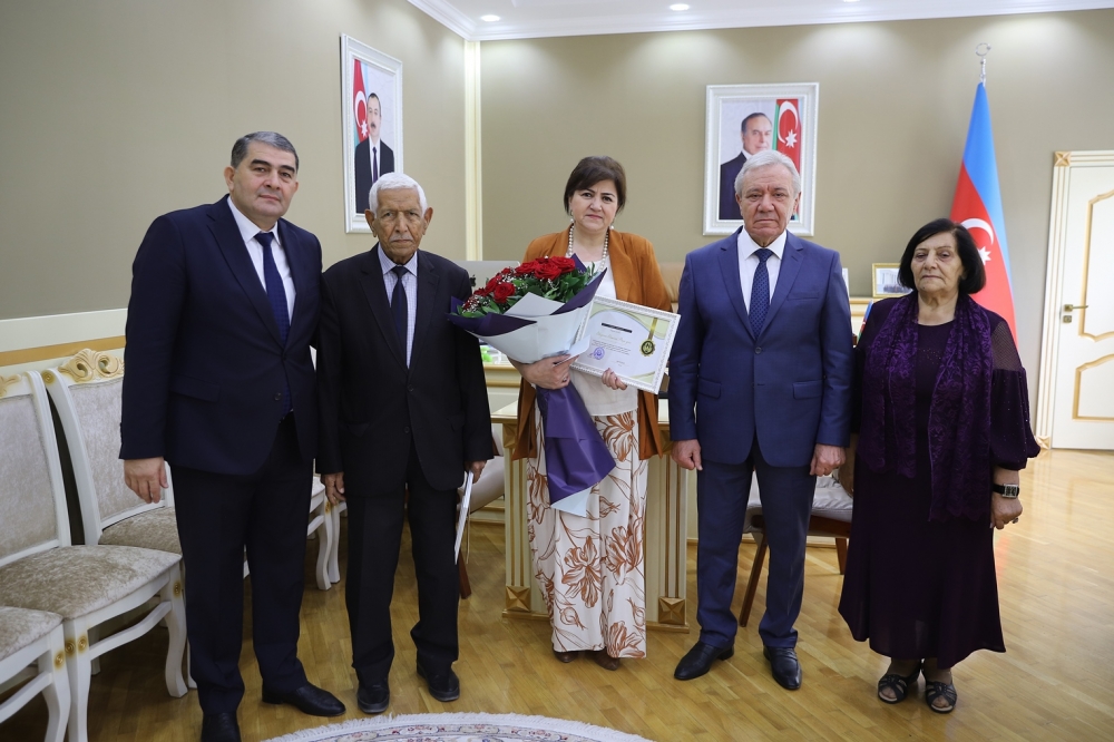 Rektor təqaüdə çıxan müəllimləri belə yola saldı - FOTO