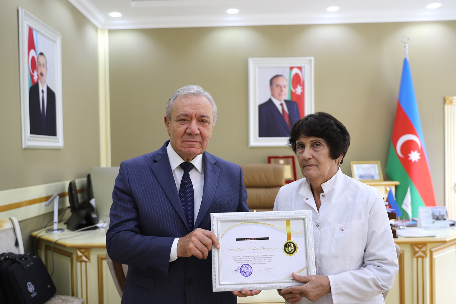 Rektor 75 yaşlı prorektoru təbrik etdi