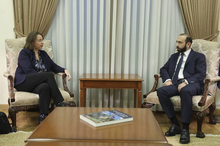 Mirzoyan Fransa rəsmiləri ilə sülh müqaviləsini müzakirə etdi