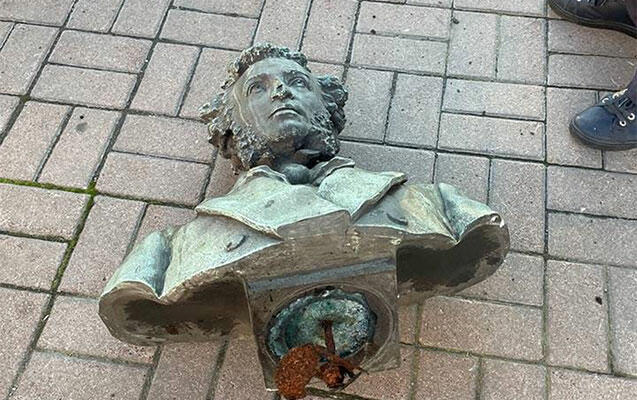 Kiyevdə Puşkinin abidəsi söküldü - FOTOLAR