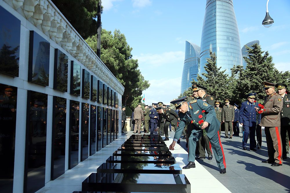 MDB-nin yüksək rütbəli hərbçiləri Şəhidlər xiyabanında - FOTOLAR