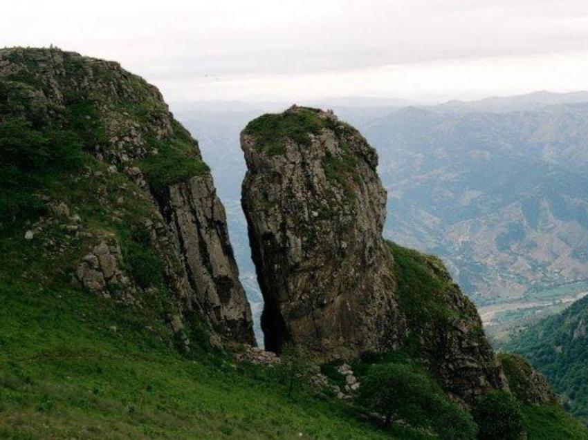 Göygöl sakini qayadan yıxıldı