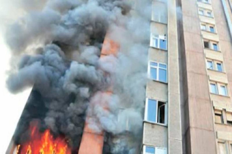 Bakıda çoxmərtəbəli binada yanğın - İki nəfər zəhərləndi