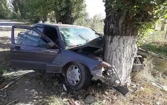 Maşını ağaca çırpdı - Sərnişin öldü
