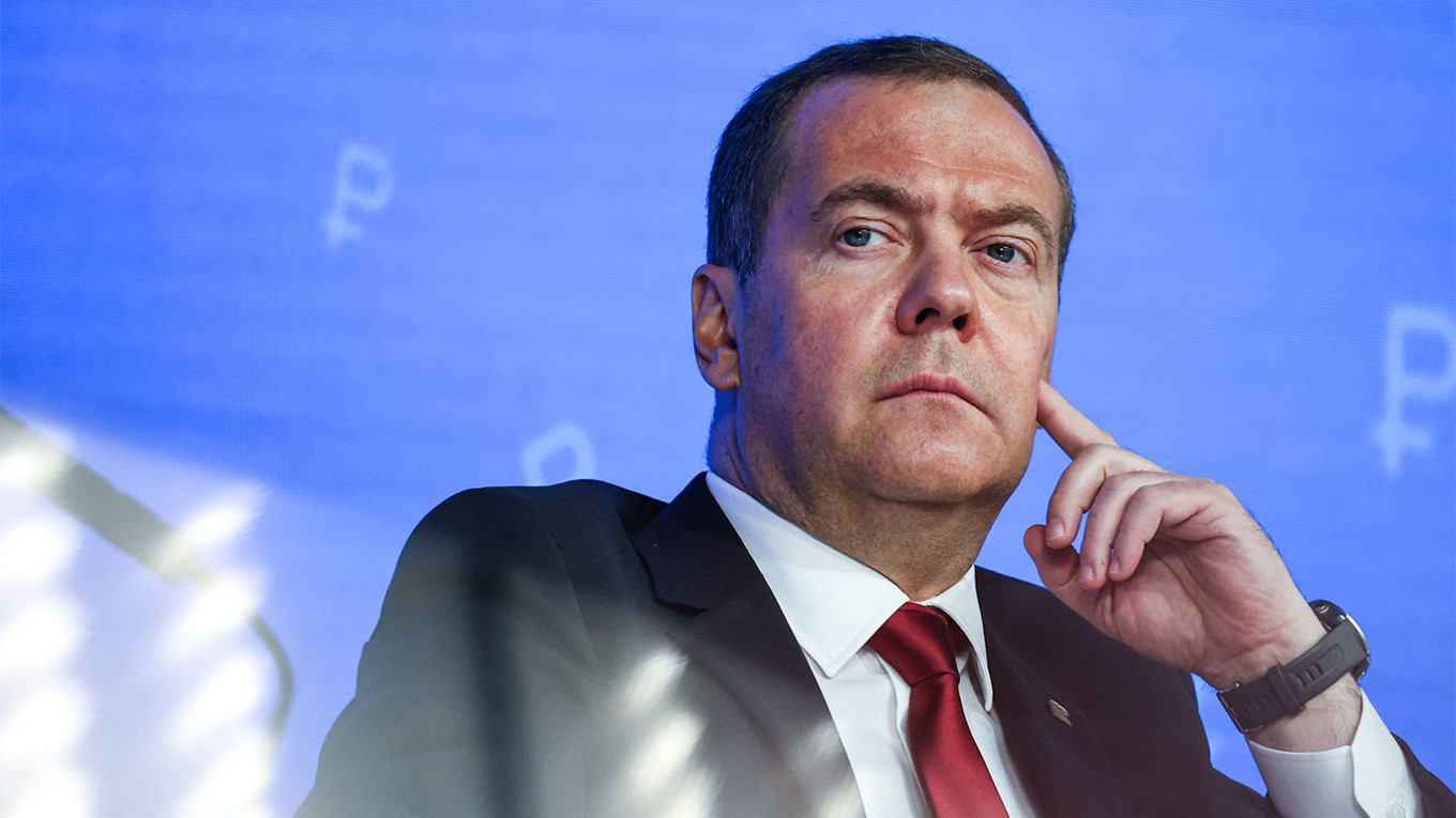 Makron erməni diasporunun rəğbətini qazanmaq istəyir - Medvedev