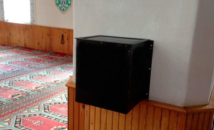 Nəzir qutusunu oğurladı