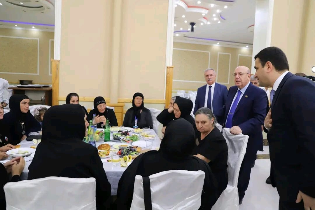 Əhliman Əmiraslanov Şəhid ailələri və qazilərlə görüşüb