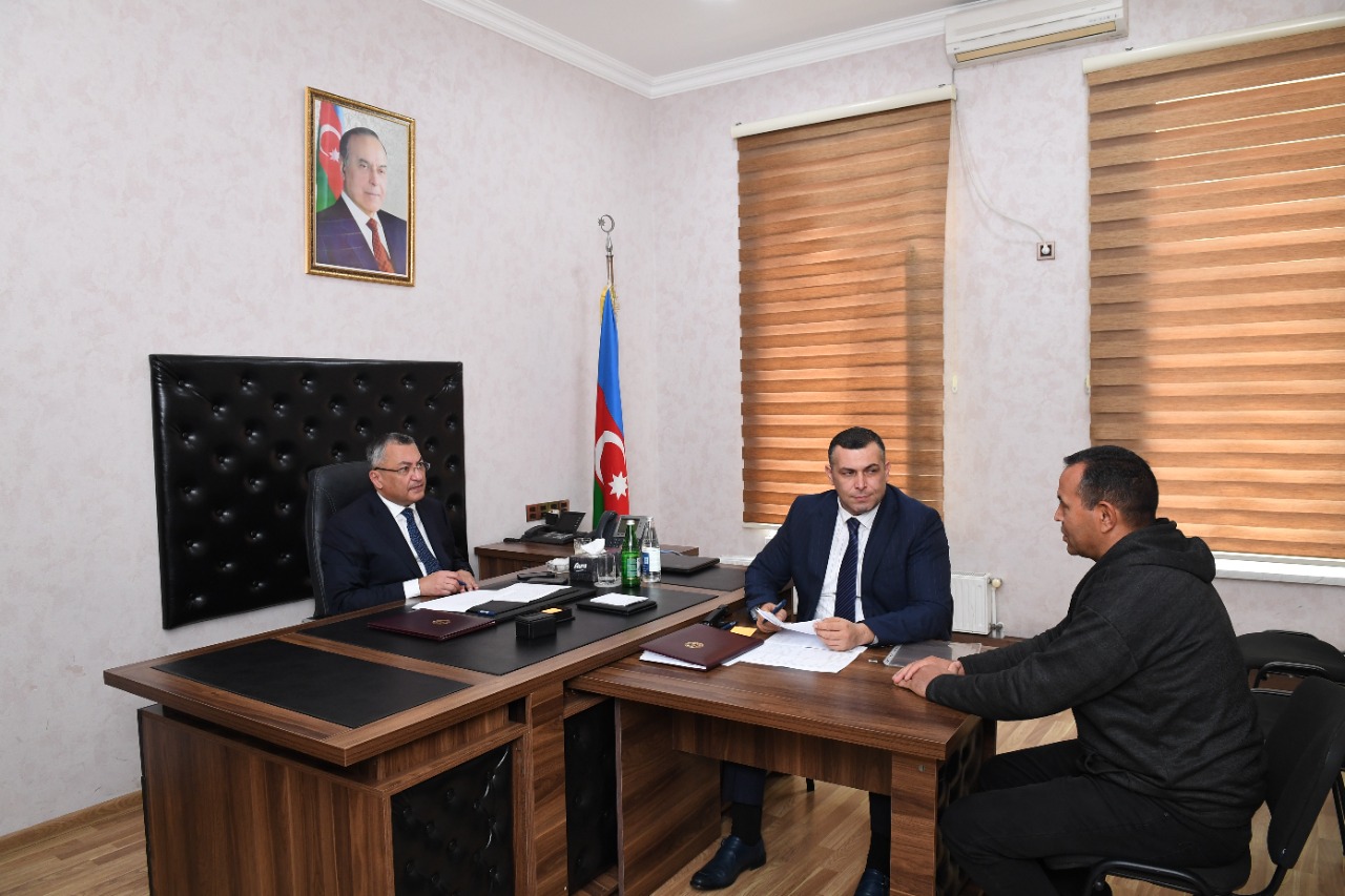 Rövşən Rzayev vətəndaşları qəbul edib