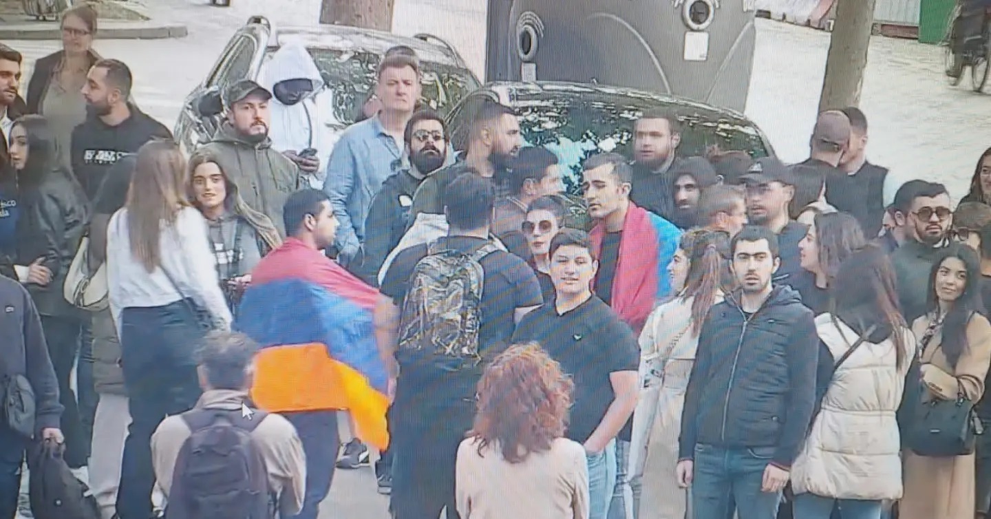 Fransada səfirliyimizə hücum edənlərdən biri saxlanıldı