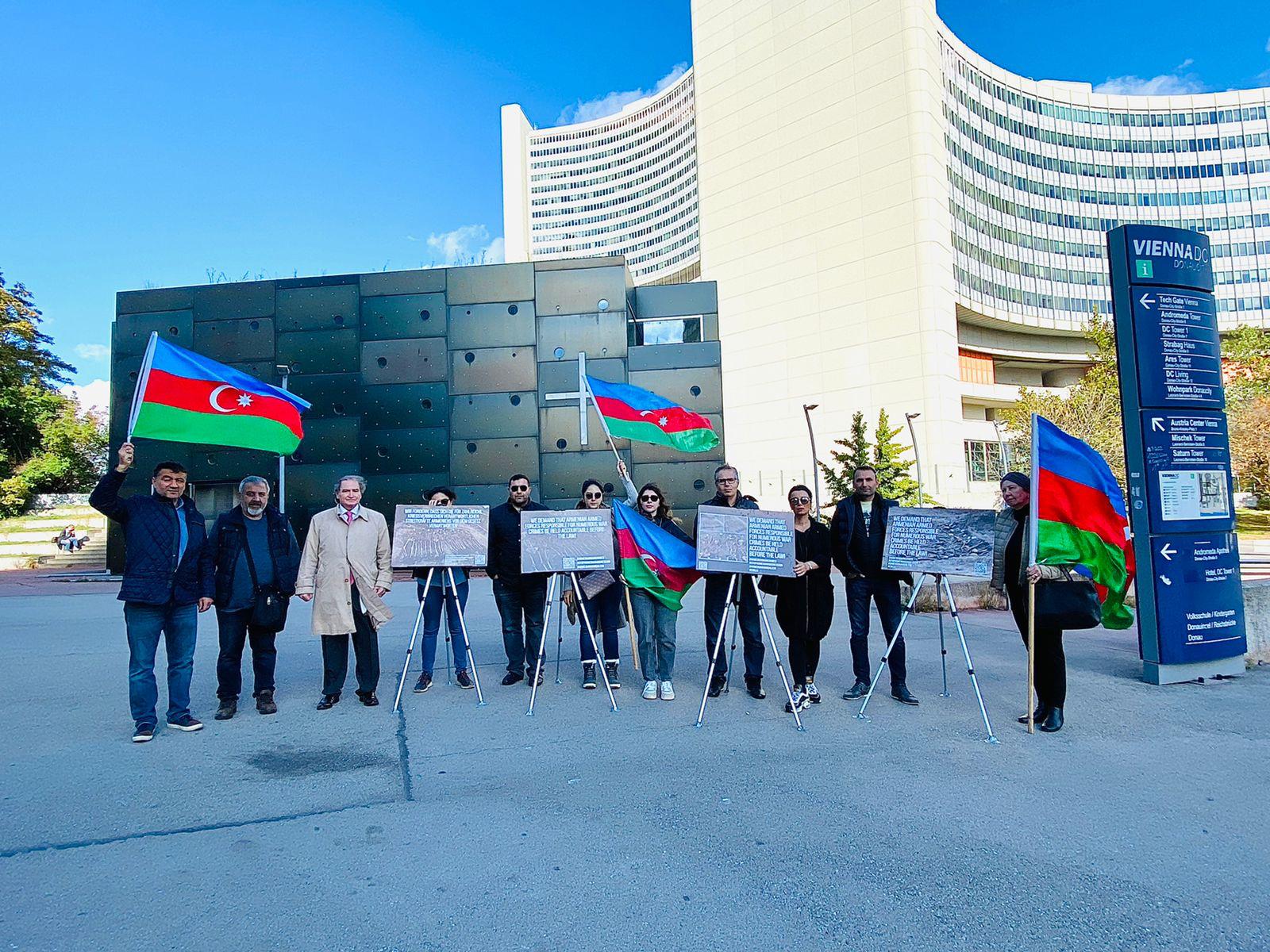 BMT-nin Vyanadakı nümayəndəliyi önündə aksiya - FOTO