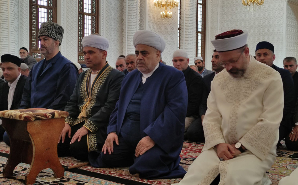Dini liderlər Heydər məscidində cümə namazı qıldılar