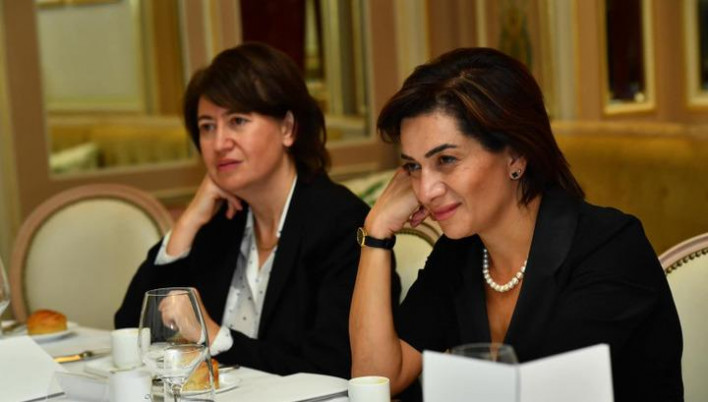 Paşinyanın arvadını Fransada təhqir etdilər