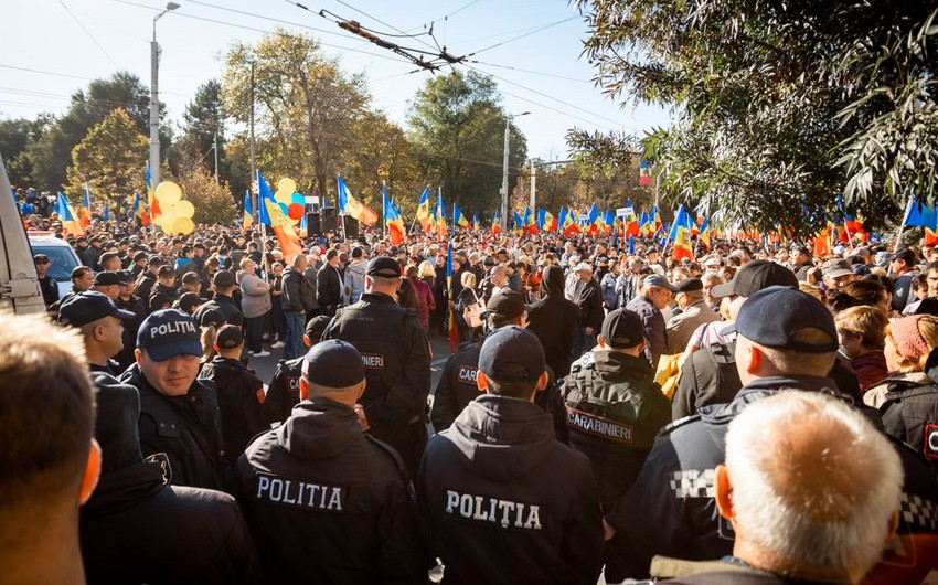 Etirazçılarla polis arasında TOQQUŞMA 