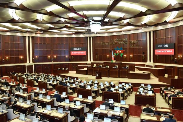 “Elə adam var ki, 5 partiyanın üzvüdür” - Deputat