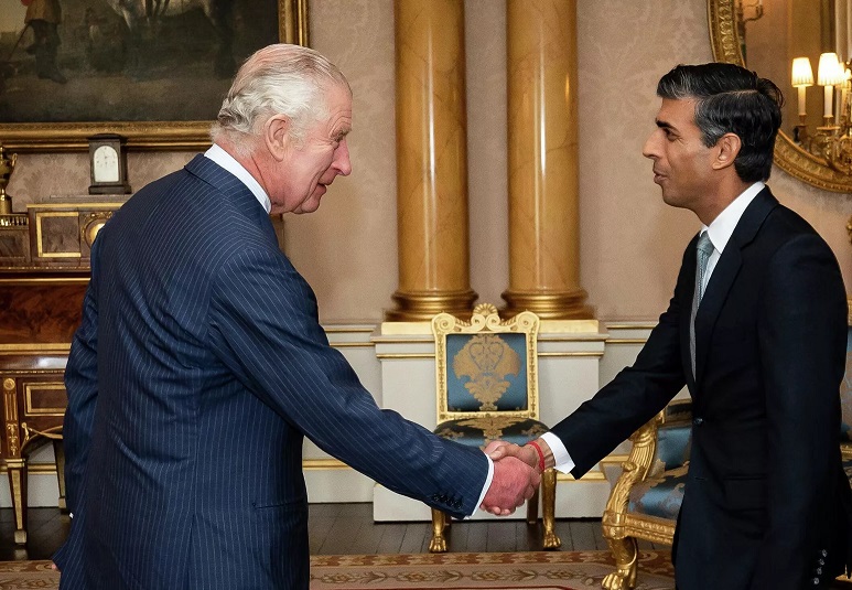 Britaniya kralı Sunakı baş nazir təyin etdi