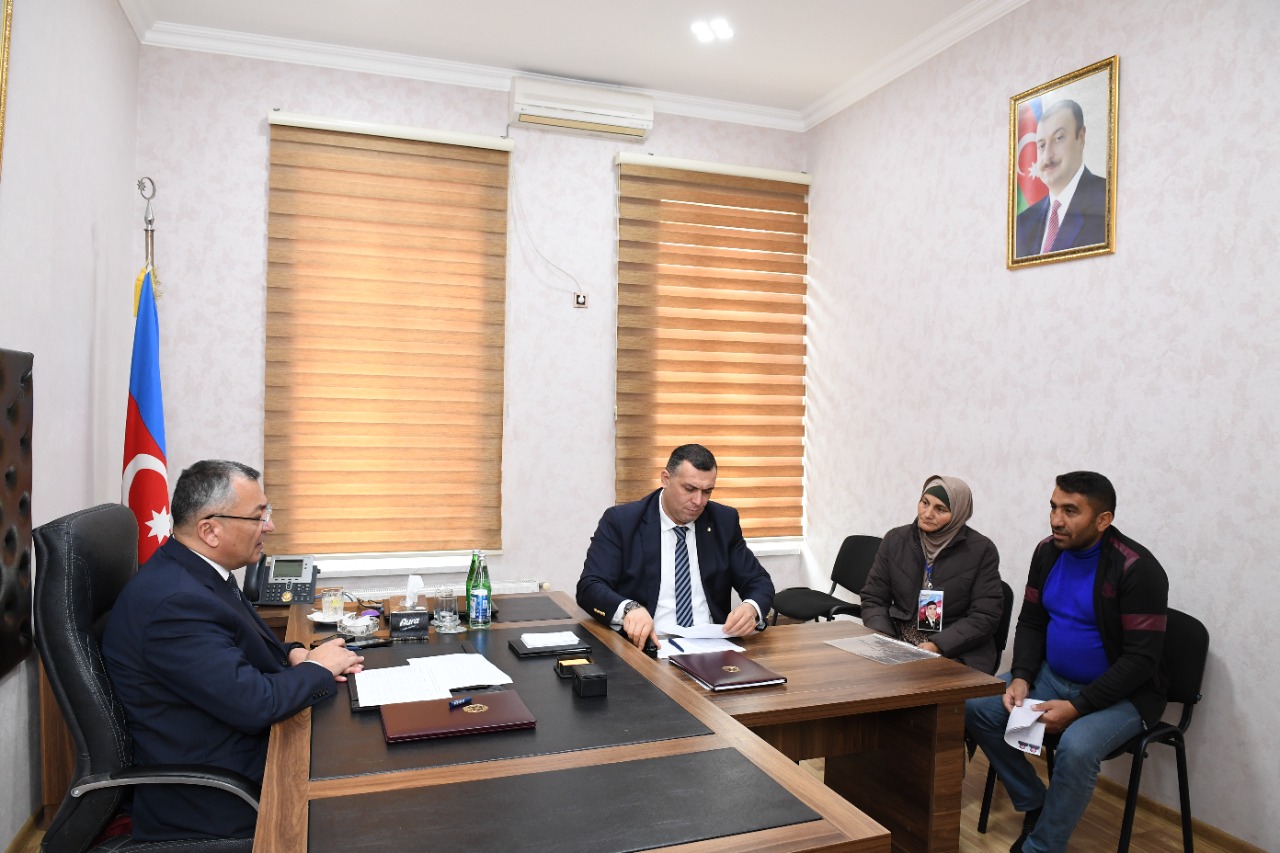 Rövşən Rzayev vətəndaşların müraciətini dinləyib