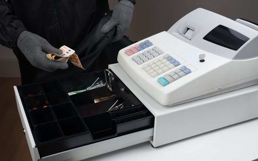 Mağazadan 4 290 manat pul oğurlandı