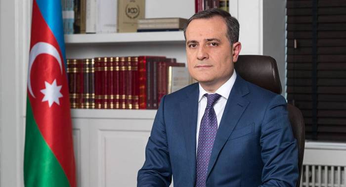 Ceyhun Bayramov səfirlərlə görüşdü