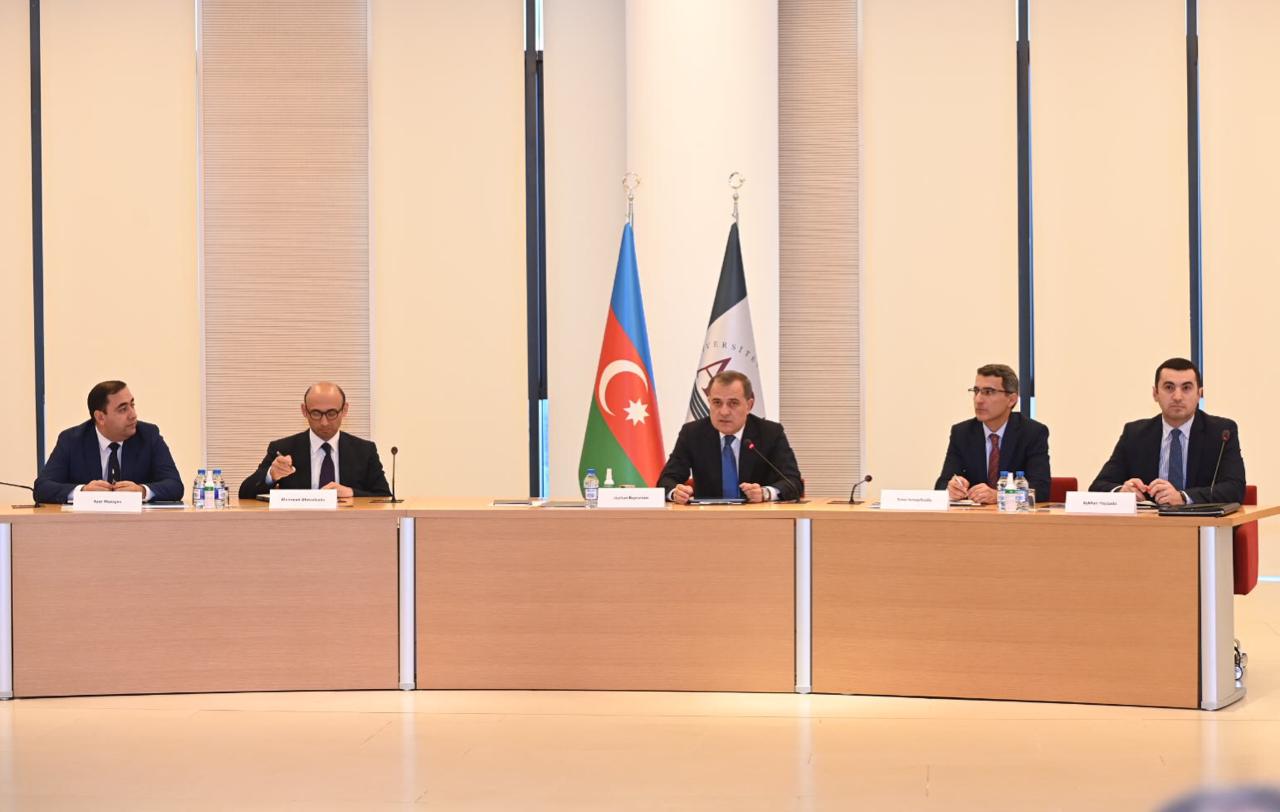 Ceyhun Bayramov səfirlərin suallarını cavablandırdı