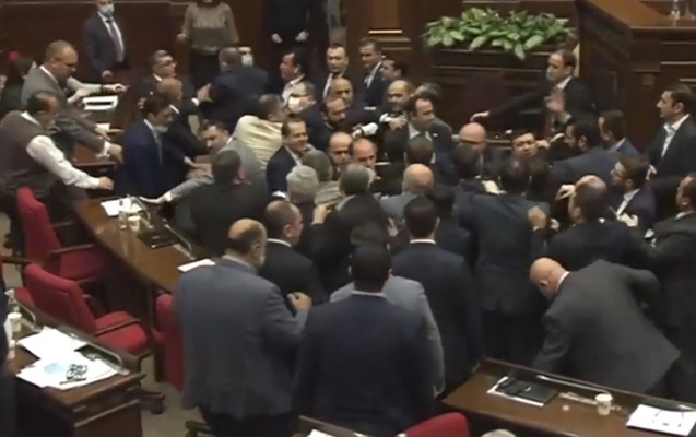 Ermənistan parlamentində terror aktı - Baş nazir və spiker niyə öldürüldü?