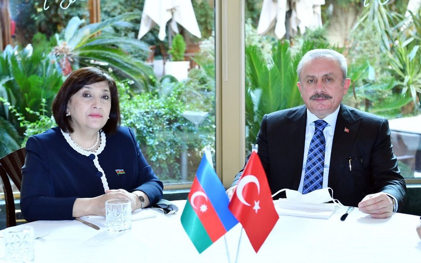 Spiker türkiyəli həmkarını təbrik etdi