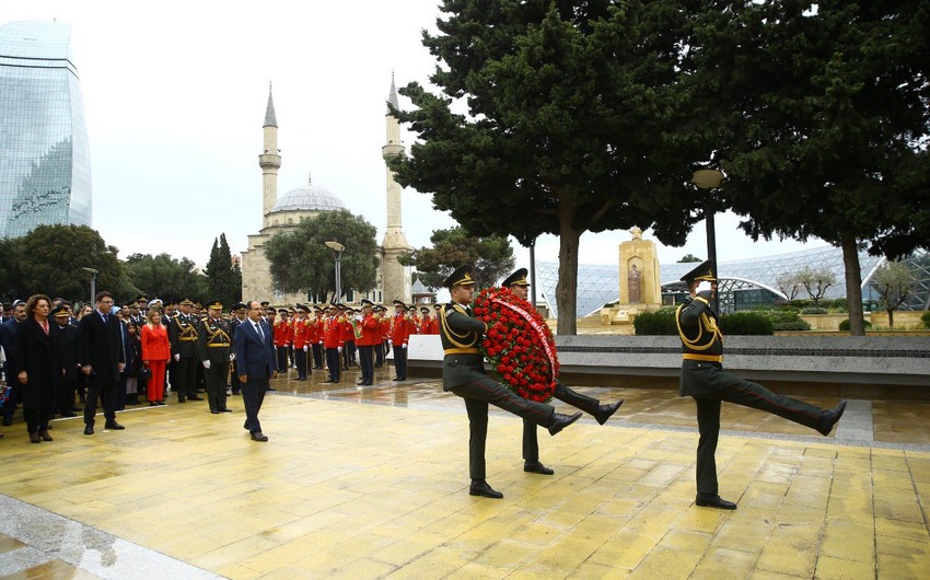 Bakıdakı Türk şəhidliyi ziyarət olunub - FOTO