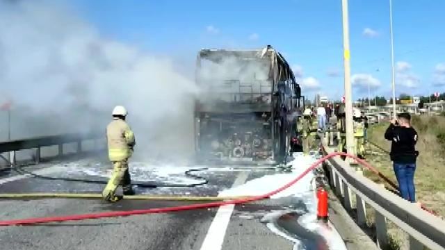 İstanbulda sərnişin avtobusu yandı