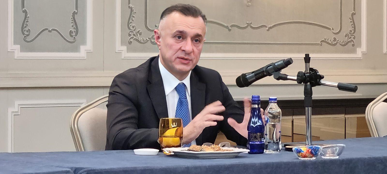 Nazir Türkiyədə çalışan həkimlərlə görüşdü