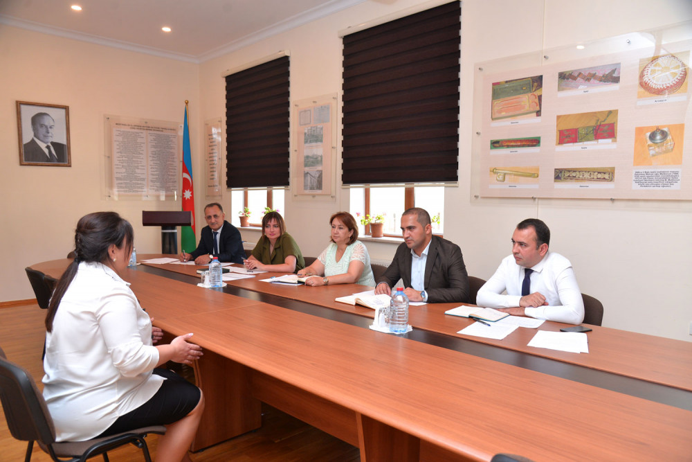 Direktor olmaq istəyənlər müsahibədən keçirilir