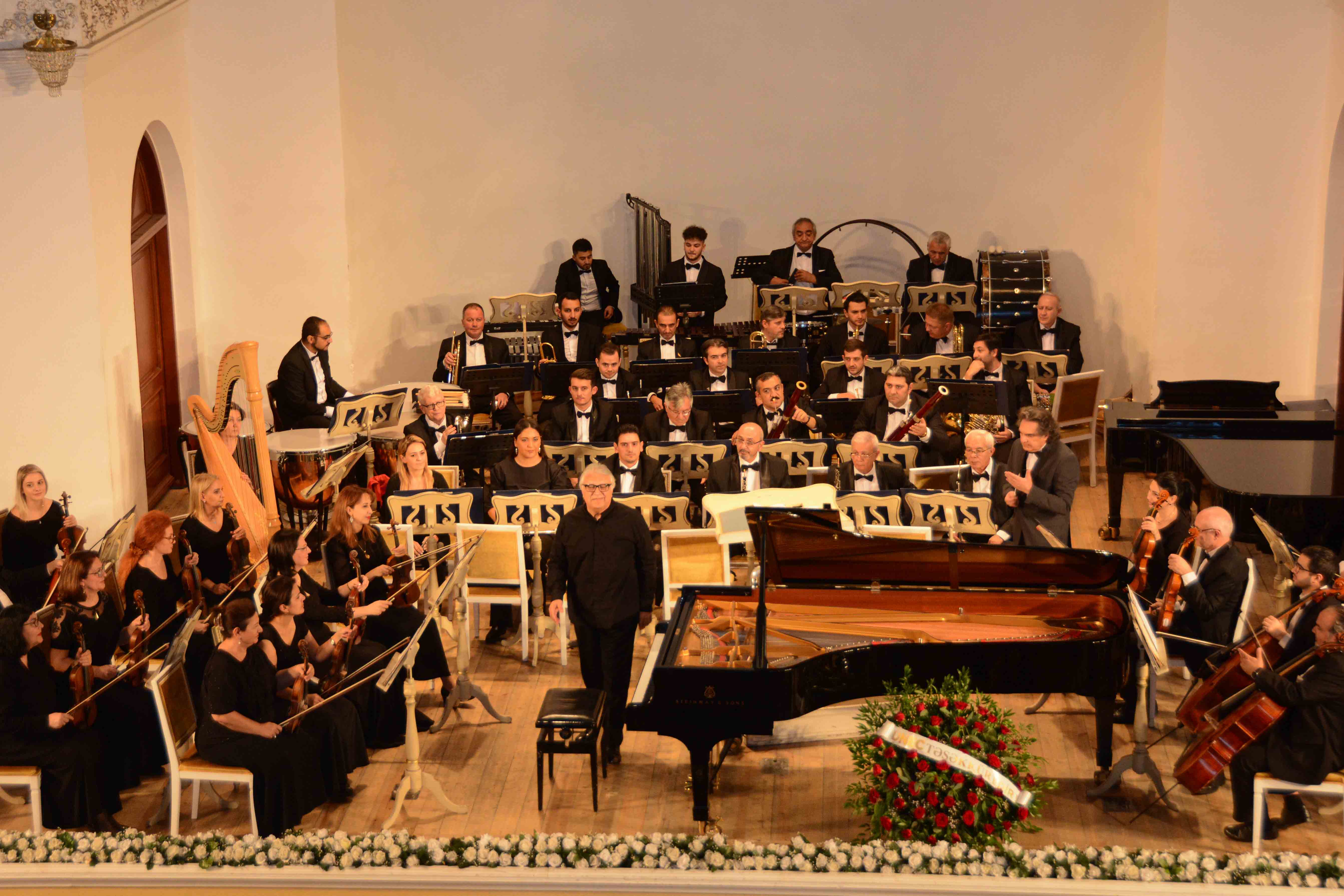 Fərhad Bədəlbəyli UNEC kollektivi üçün xüsusi konsert verdi