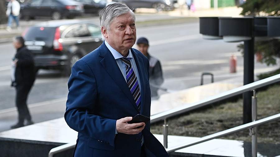 Məşhur şahmatçı Karpov sərxoş halda yıxılıb zədələndi