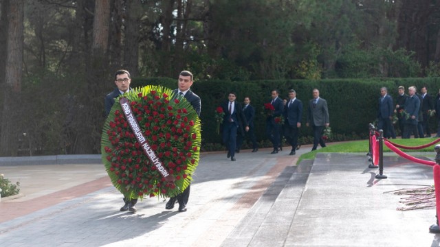 Nazirliyin kollektivi Fəxri Xiyabanda - FOTOLAR