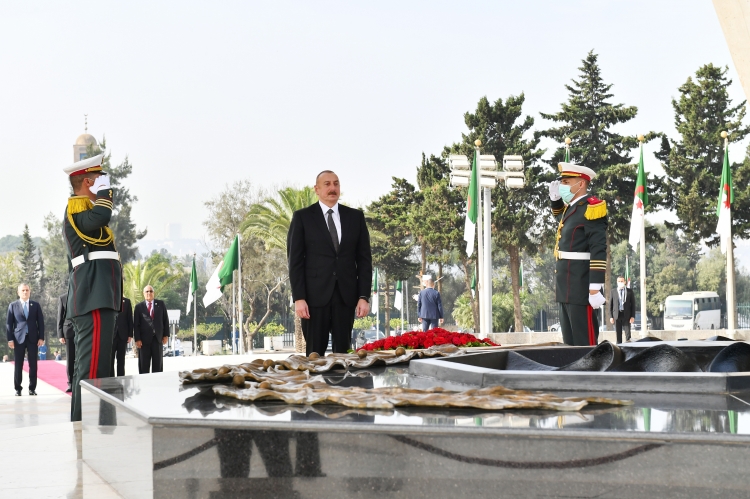 İlham Əliyev Şəhidlər abidəsini ziyarət edib - YENİLƏNİB 