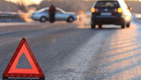 İki piyada yolu keçərkən öldü