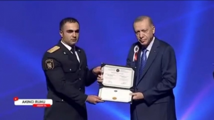 Ərdoğan azərbaycanlı məzuna diplom verdi - VİDEO