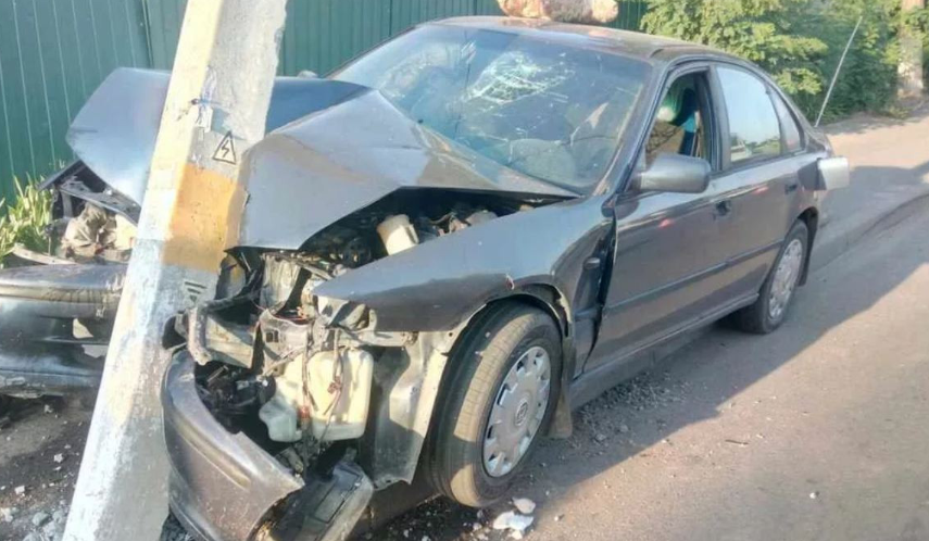Maşını yol ayırıcına çırpan sürücü öldü