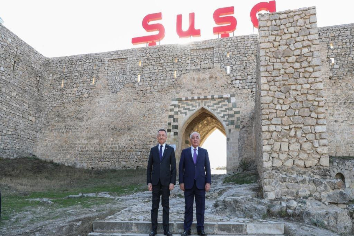 Əli Əsədov Fuat Oktayla Cıdır düzündə