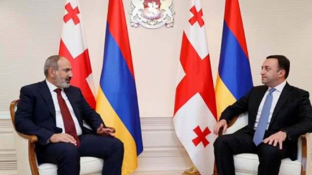Paşinyan Qaribaşviliyə zəng etdi - Soçi görüşündən danışdılar