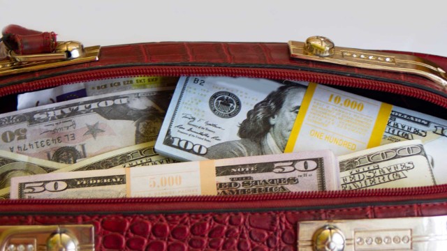 Avtovağzalda içində 30 min dollar olan çanta OĞURLANDI