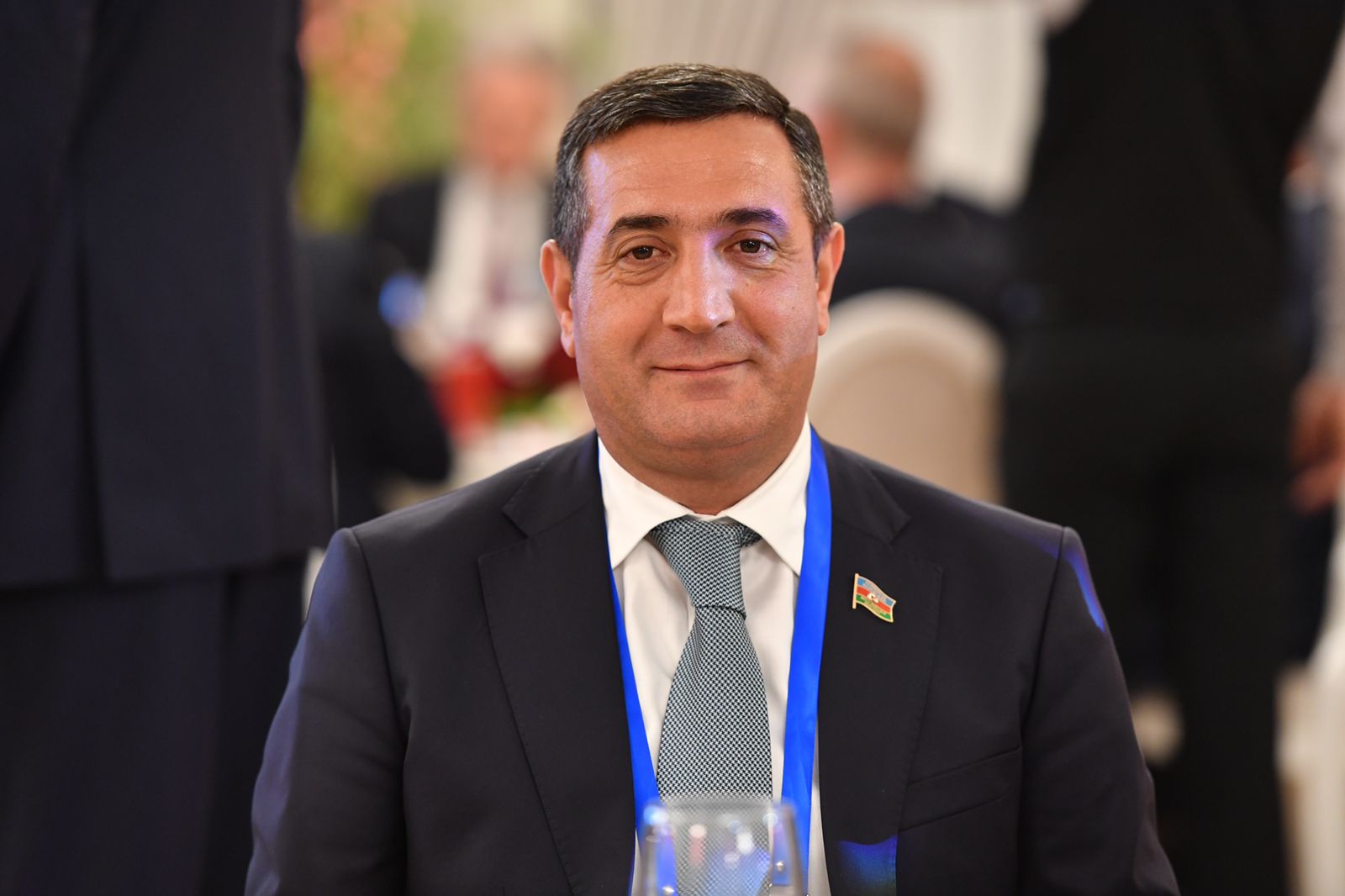 Bayrağımız hər tribunada qürurla dalğalanır