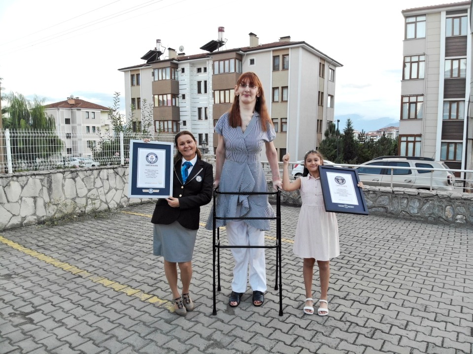 Dünyanın ən uzun qadını ilk dəfə təyyarə ilə uçdu